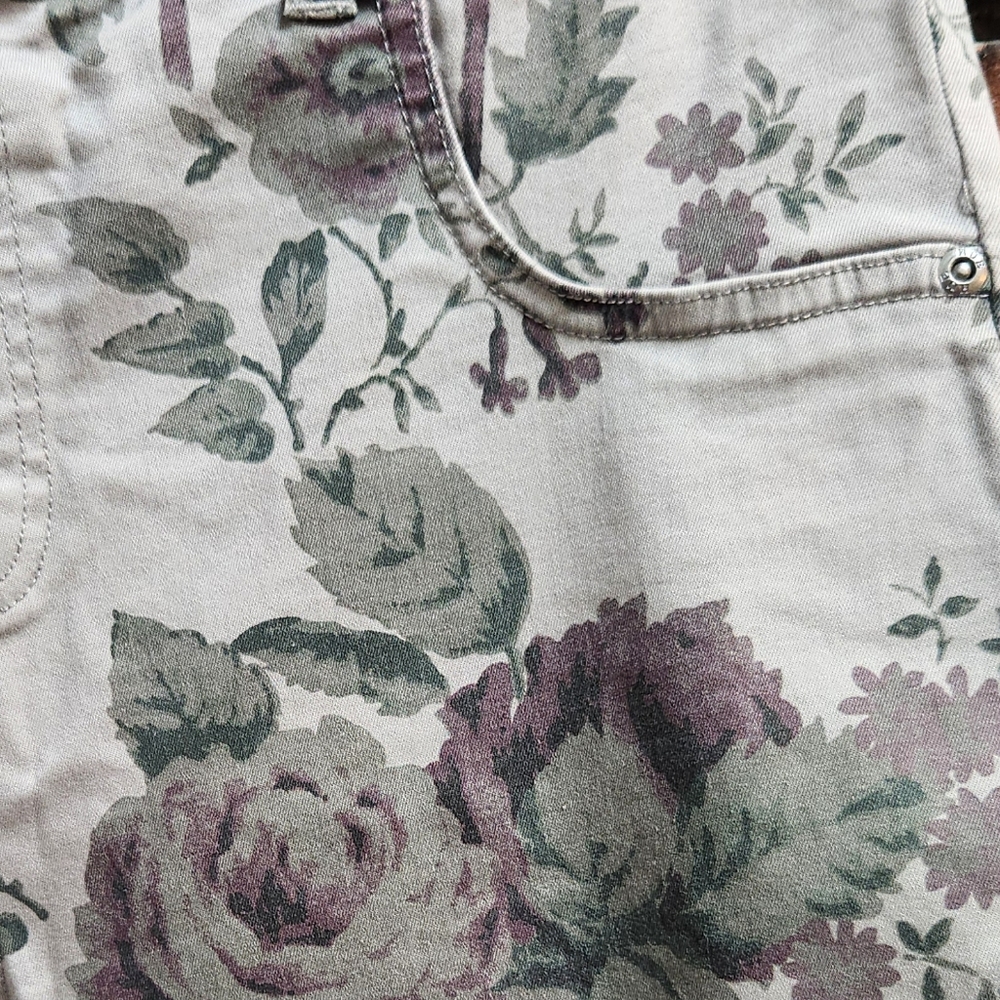 HUE Printed Floral Hi-Rise Cuffed Capri Denim Leggings Army Green/Burgundy NWOT